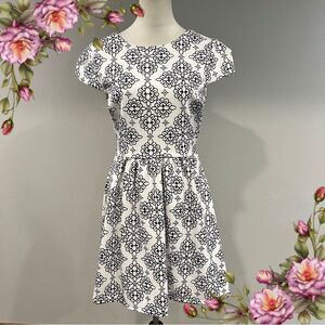 B.Darling Black and White Floral short sleeve mini‎ Dress size small